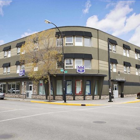 Central Suite Hotel Лойдминстер Екстериор снимка