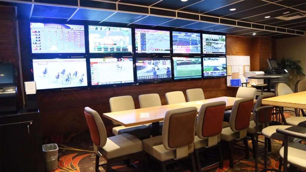 Central Suite Hotel Лойдминстер Ресторант снимка