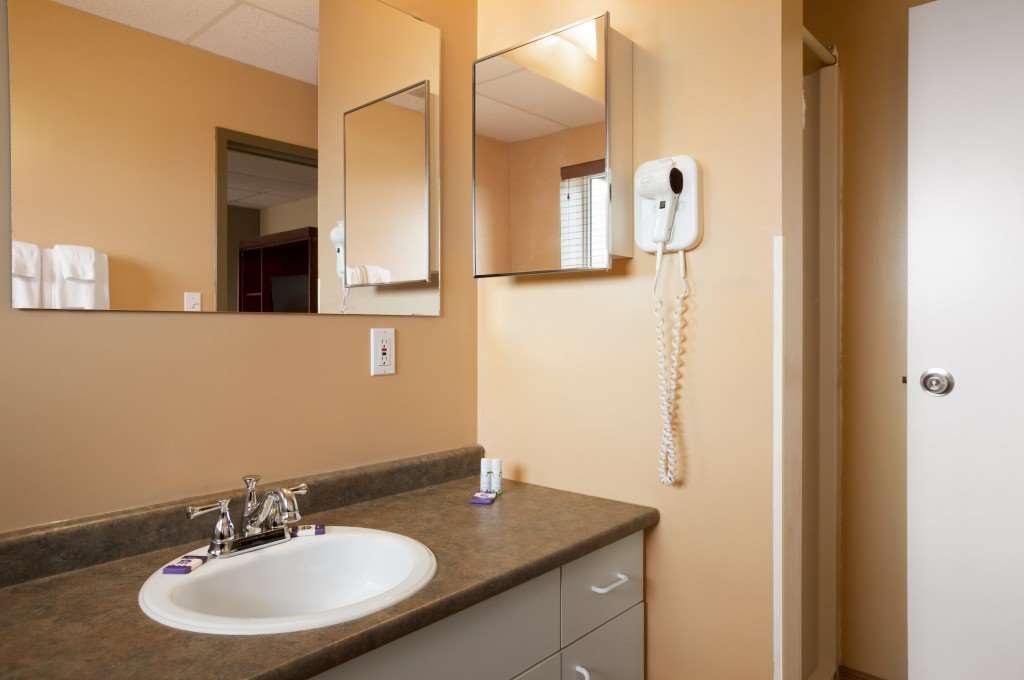 Central Suite Hotel Лойдминстер Екстериор снимка