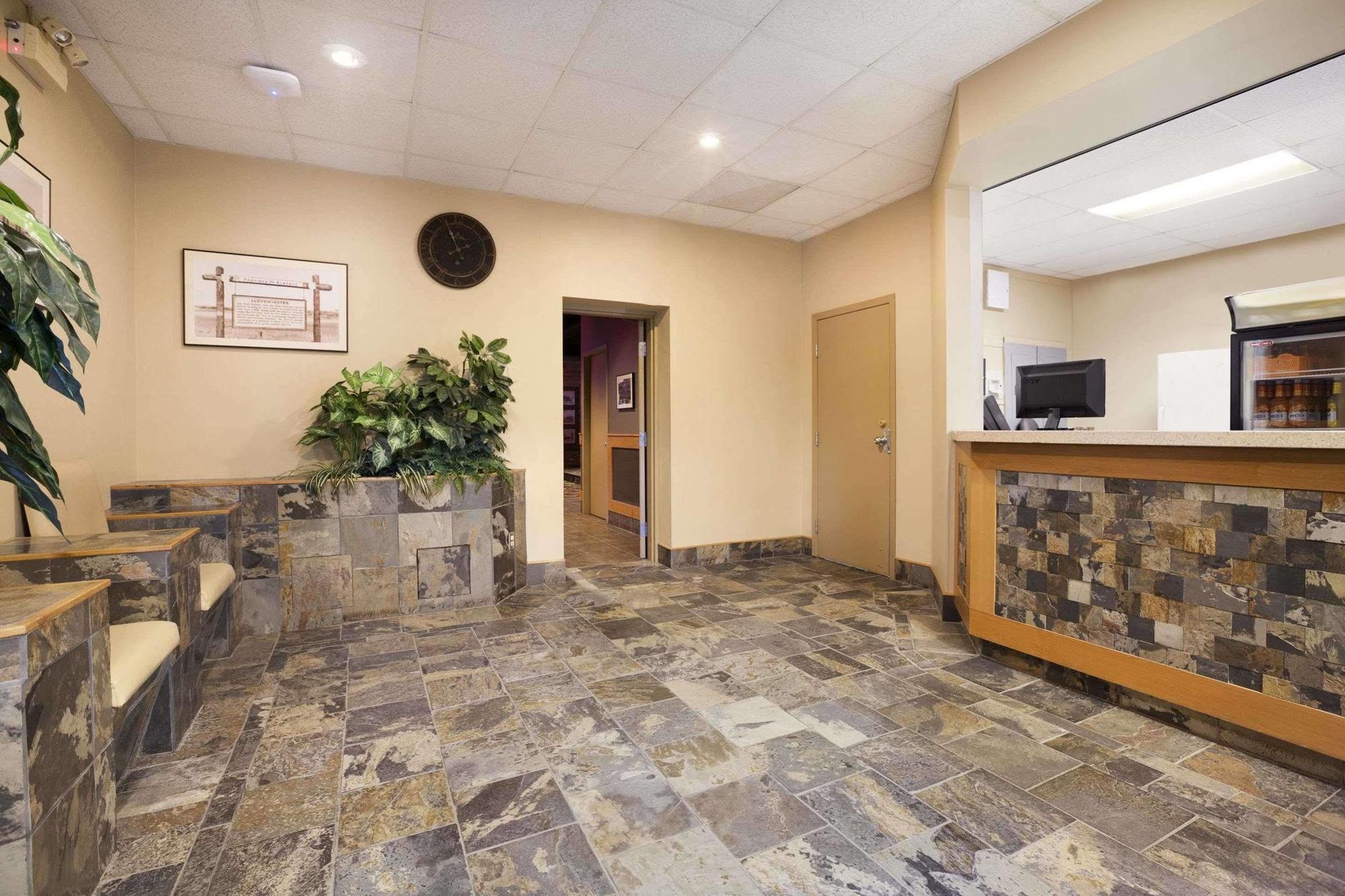 Central Suite Hotel Лойдминстер Екстериор снимка