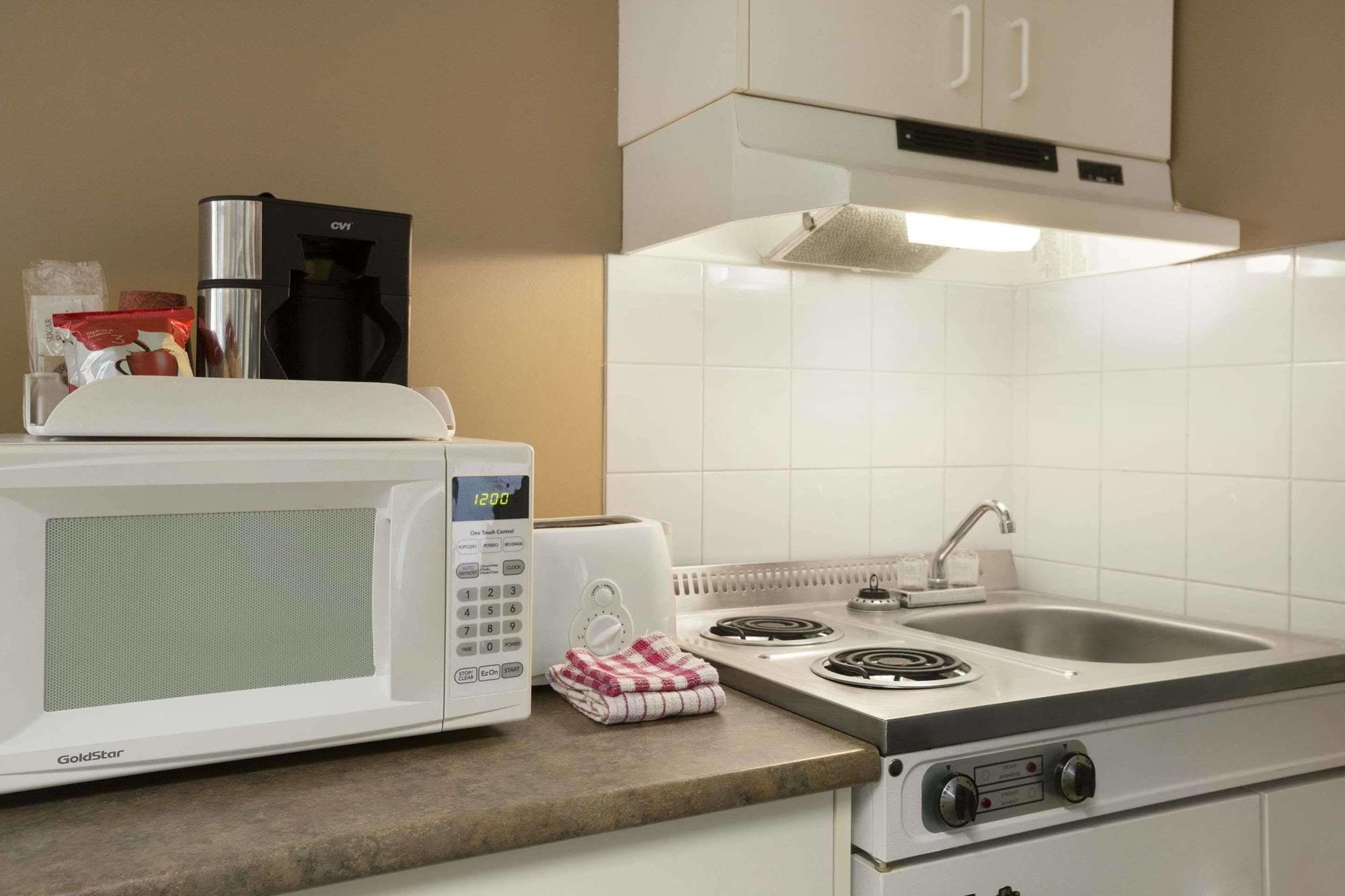 Central Suite Hotel Лойдминстер Екстериор снимка