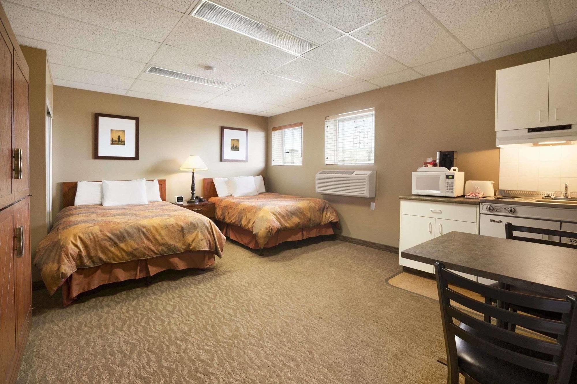 Central Suite Hotel Лойдминстер Екстериор снимка