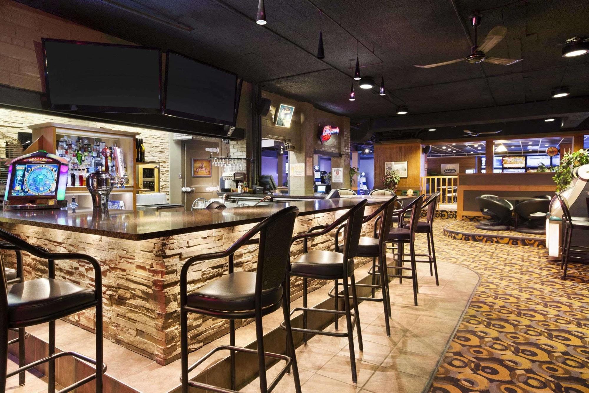 Central Suite Hotel Лойдминстер Екстериор снимка