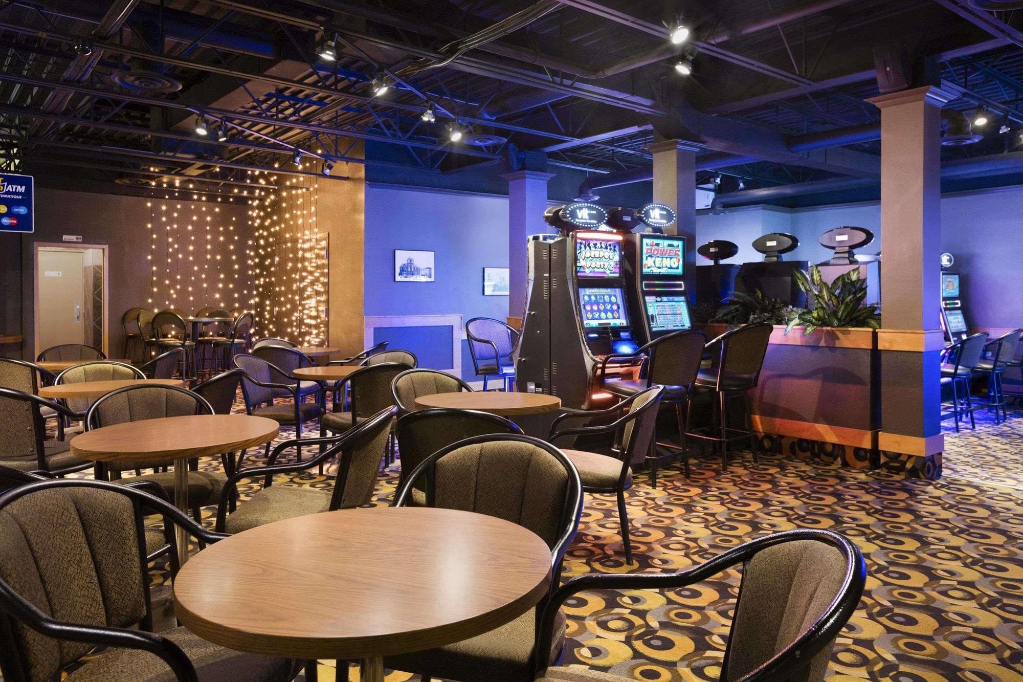 Central Suite Hotel Лойдминстер Екстериор снимка