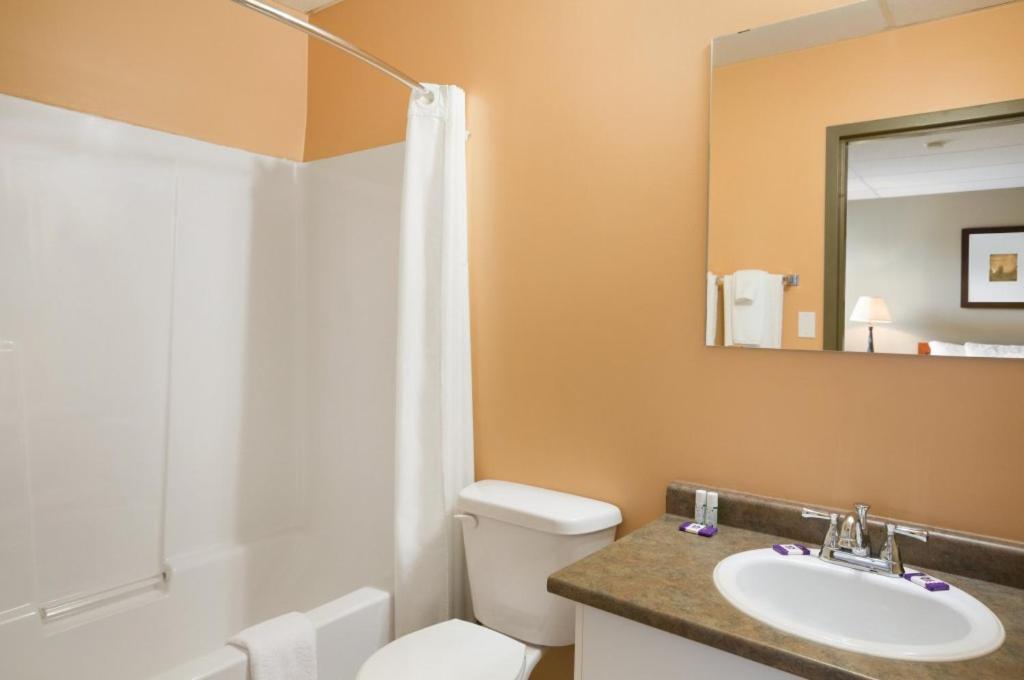 Central Suite Hotel Лойдминстер Екстериор снимка